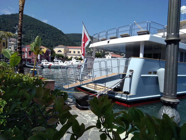 Extended passerella telescopica tra dock e barca per un facile accesso. La  passerella è in teak; alluminio e corde Foto stock - Alamy